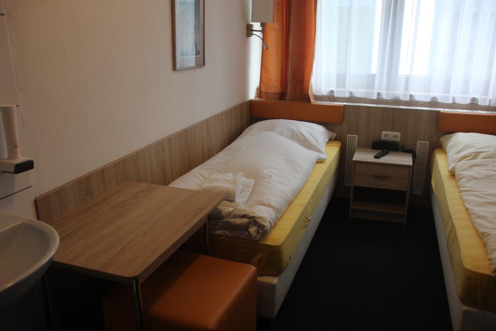 Airport-Hotel Zum Taubengrund Kelsterbach Extérieur photo