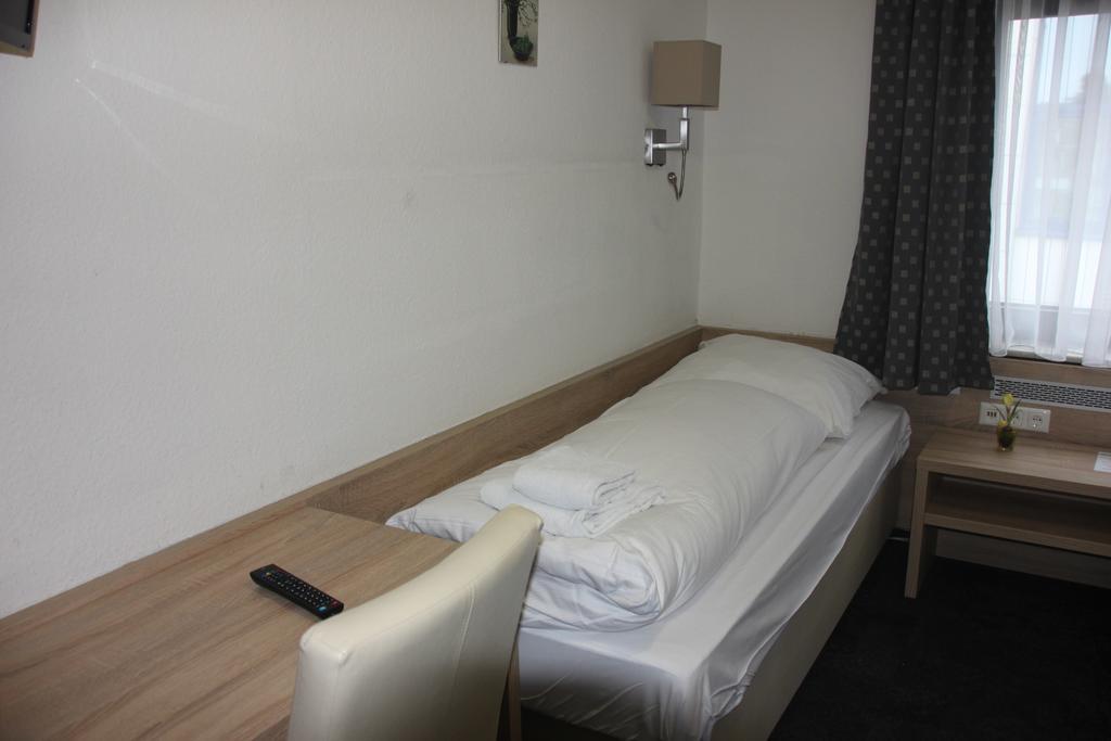 Airport-Hotel Zum Taubengrund Kelsterbach Extérieur photo